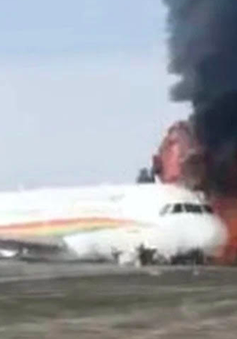 Máy bay bốc cháy sau khi lao khỏi đường băng tại Trung Quốc