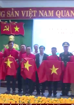 Trao tặng cờ Tổ quốc cho ngư dân Thừa Thiên - Huế