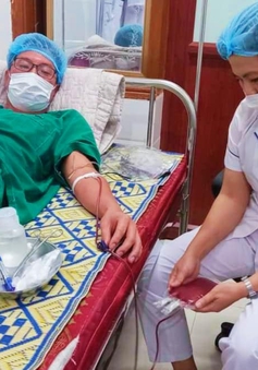 Nhân viên y tế hiến máu cứu sản phụ qua cơn nguy kịch