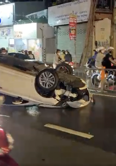 Ô tô lật ngửa trong đêm, nữ tài xế thoát nạn trong gang tấc