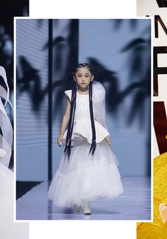 Mẫu nhí tự tin catwalk cùng sàn diễn với siêu mẫu Thanh Hằng và hoa hậu Khánh Vân