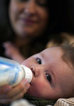 Delta Air Lines sẽ vận chuyển 3,2 triệu lon sữa bột trẻ em từ Anh tới Mỹ