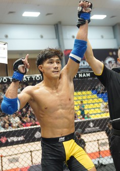 Nguyễn Trần Duy Nhất ra quân thắng trận trong ngày thi đấu đầu tiên giải MMA LION Championship