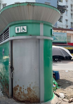 Hà Nội: Nhiều nhà vệ sinh công cộng xuống cấp, "cửa đóng then cài''