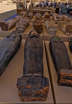 Hàng trăm quan tài cổ và tượng vàng được khai quật tại Ai Cập