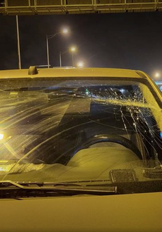 Barie hạ làm vỡ kính ô tô khi qua trạm thu phí không dừng cao tốc Hà Nội - Hải Phòng
