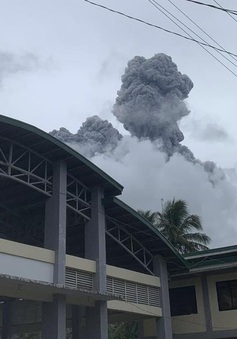 Núi lửa phun trào tung ra đám mây tro bụi, Philippines nâng mức cảnh báo