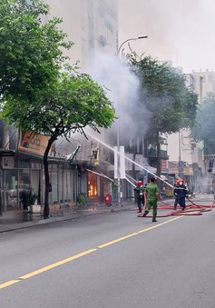Cháy lớn tại cửa hàng bán tranh ở trung tâm TP Hồ Chí Minh