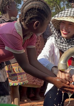 Hoa hậu Thùy Tiên đến châu Phi xây giếng nước sạch