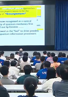Giáo sư Nobel Vật lý 2016 giảng bài cho sinh viên Việt Nam