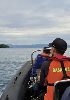 Chìm tàu chở 77 người ở ngoài khơi Indonesia, 13 người mất tích
