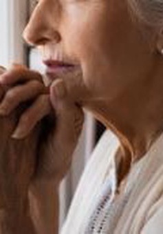 Nghiên cứu mới tiết lộ lý do phụ nữ dễ mắc Alzheimer hơn đàn ông