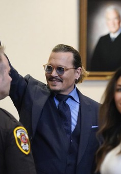Johnny Depp kín tiếng hơn hậu thắng kiện