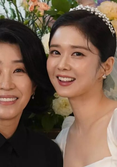 Diễn viên kỳ cựu Kim Mi Kyung chia sẻ ảnh trong đám cưới Jang Na Ra