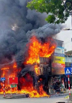 Hà Nội: Cháy lớn thiêu rụi cửa hàng máy tính ở Hồ Tùng Mậu