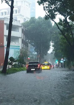 Cần lưu ý gì khi lái ô tô trong trời mưa ngập?