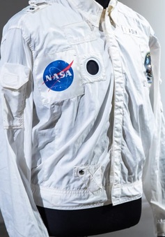 Chiếc áo mặc trên mặt trăng được bán với mức giá kỷ lục 2.7 triệu USD