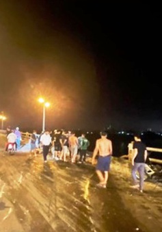 Xe tải húc đổ lan can cầu Thanh Trì lao xuống sông Hồng trong đêm