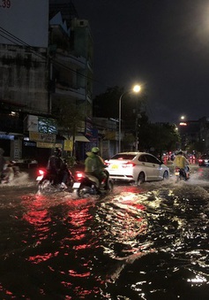 Nhiều tuyến đường ở TP Hồ Chí Minh ngập sâu sau cơn mưa kéo dài