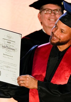 Stephen Curry nhận bằng Đại học và được treo áo vinh danh sau 13 năm