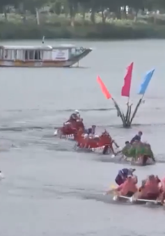 Đua ghe thuyền truyền thống trên sông Hương