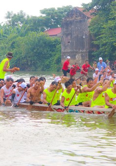 Đua thuyền truyền thống trên sông Kiến Giang mừng Tết Độc lập