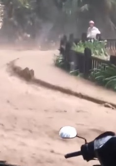 Người đàn ông đi xe máy liều lĩnh vượt qua dòng nước lũ