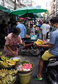 Giá cả leo thang, người dân Thái Lan “thắt lưng buộc bụng”