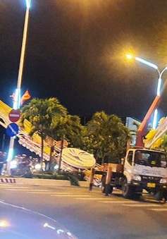Sập cổng chào Tết ở TP Nha Trang, giao thông ách tắc nghiêm trọng