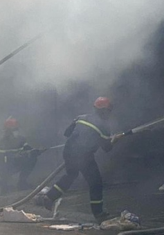 Đồng Nai: 8 ki-ốt sau chợ Long Khánh cháy ngùn ngụt giữa trưa