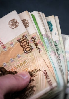 Đồng Ruble giảm xuống mức thấp nhất trong gần 3 tuần so với USD