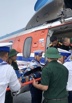 Điều trực thăng đưa chiến sĩ bị tai nạn từ đảo Sơn Ca về đất liền