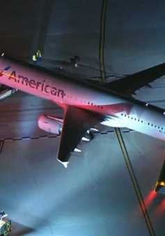 Máy bay va chạm xe chở khách ở sân bay Los Angeles, ít nhất 5 người bị thương
