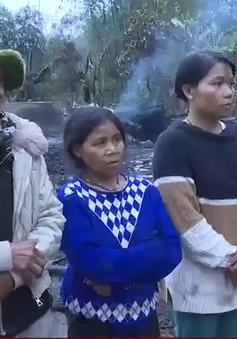 Quảng Nam hỗ trợ các gia đình bị cháy nhà ở biên giới