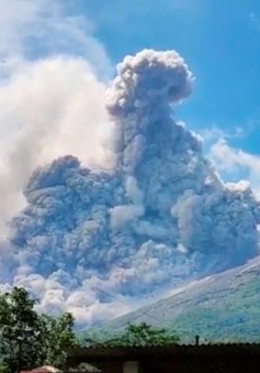 Núi lửa Merapi tại Indonesia hoạt động, phun ra đám mây nóng cao 7 km