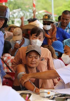 Y, bác sỹ Bệnh viện Chợ Rẫy Phnom Penh khám bệnh miễn phí cho cho người dân nghèo Campuchia