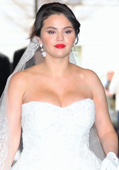 Selena Gomez bất ngờ xuất hiện trong bộ váy cưới giữa đường phố New York
