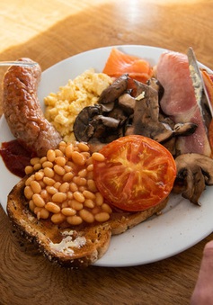 Lạm phát và thiếu rau xanh, bữa sáng trở nên đắt đỏ hơn tại Anh