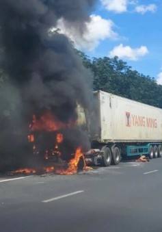 Xe container bốc cháy dữ dội trên Cao tốc Phan Thiết - Dầu Giây
