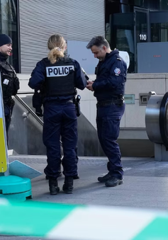 Cảnh sát nổ súng vào người phụ nữ "đe dọa" ở ga xe lửa Paris