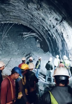 Sập đường hầm đang thi công ở Ấn Độ làm ít nhất 40 người bị mắc kẹt