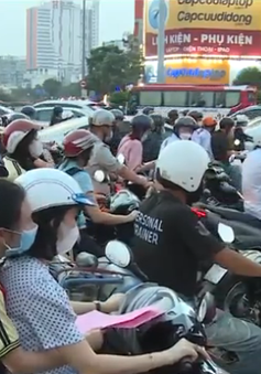 TP Hồ Chí Minh: Tái diễn tình trạng kẹt xe hàng giờ tại ngã tư Hàng Xanh