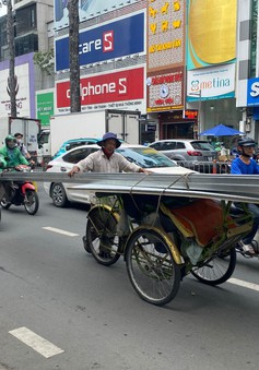 TP Hồ Chí Minh: Tông vào xe xích lô chở sắt cồng kềnh, người phụ nữ tử vong