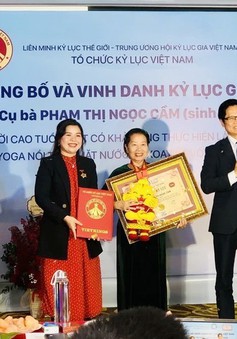 Cụ bà 78 tuổi đạt kỷ lục Việt Nam môn Yoga dưới nước