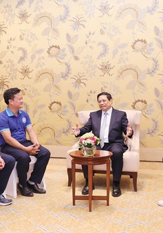 Thủ tướng Phạm Minh Chính gặp nhóm sinh viên Việt Nam đoạt giải tại cuộc thi của COP28