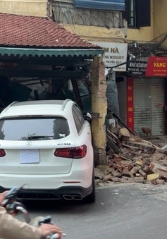 Hà Nội: Nữ tài xế có nồng độ cồn tông đổ tường ngôi nhà cổ trên phố Hàng Bạc