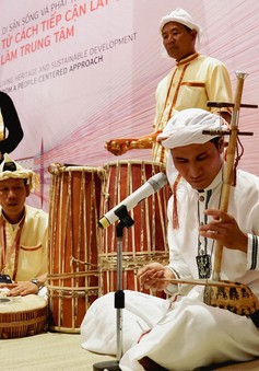Người dân thích thú trải nghiệm nhạc cụ dân tộc Chăm tại Văn Miếu - Quốc Tử Giám (Hà Nội)
