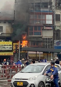 Cháy lớn tại kho quần áo trên phố Lê Duẩn