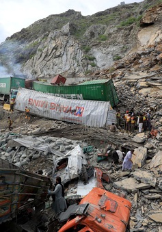 Lở đất ở Pakistan chôn vùi hơn 20 xe tải, ít nhất hai người tử vong