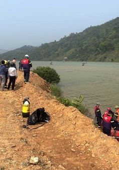 Lật thuyền trên sông Lô, 2 người mất tích